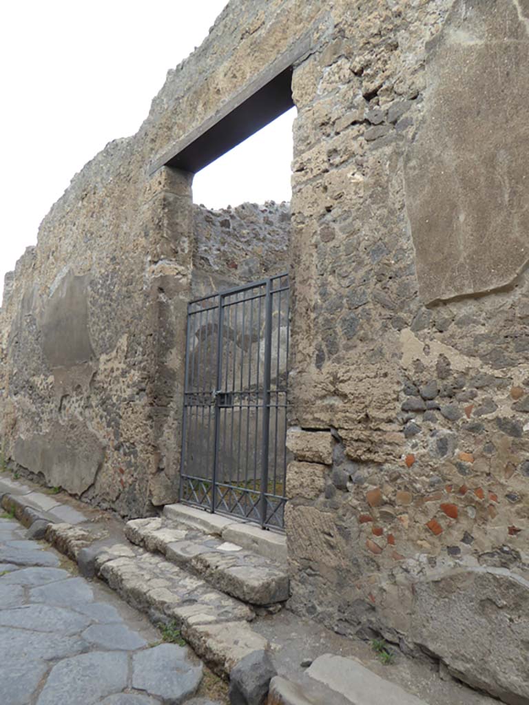 Vicolo di Mercurio, north side, Pompeii. September 2017. 
Looking west along front façade towards entrance doorway at VI.11.10.
Foto Annette Haug, ERC Grant 681269 DÉCOR