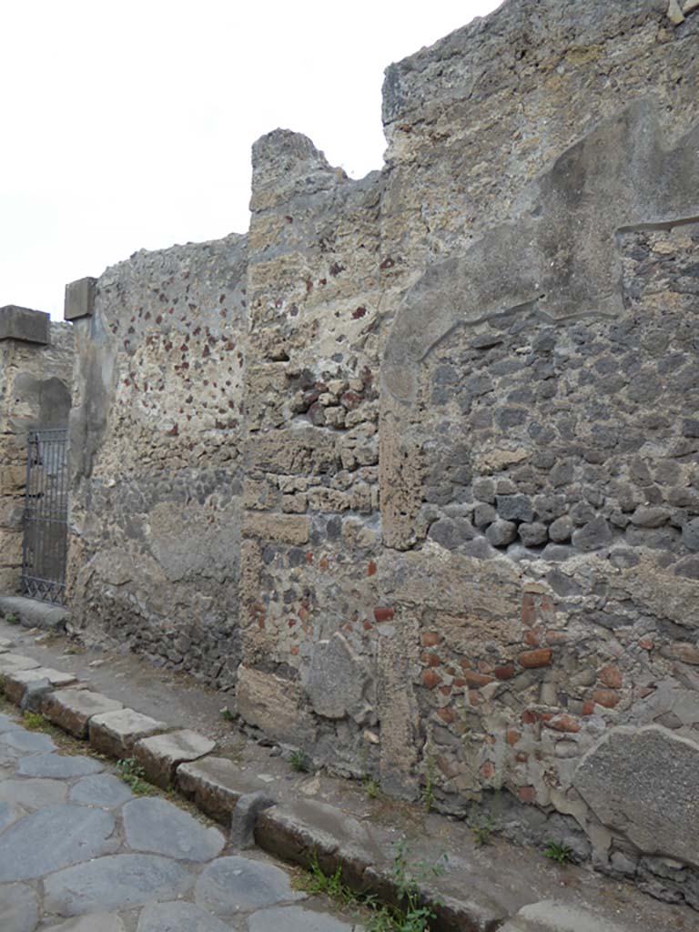 Vicolo di Mercurio, north side, Pompeii. September 2017. 
Looking west along front facade between entrance of VI.11.9, on left, and VI.11.10, on right.
Foto Annette Haug, ERC Grant 681269 DÉCOR