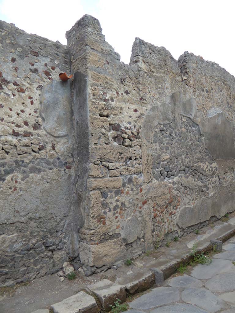 Vicolo di Mercurio, north side, Pompeii. September 2017. 
Looking east along front facade of VI.11, between entrance of VI.11.9, on left, and VI.11.10, on right.
Foto Annette Haug, ERC Grant 681269 DÉCOR