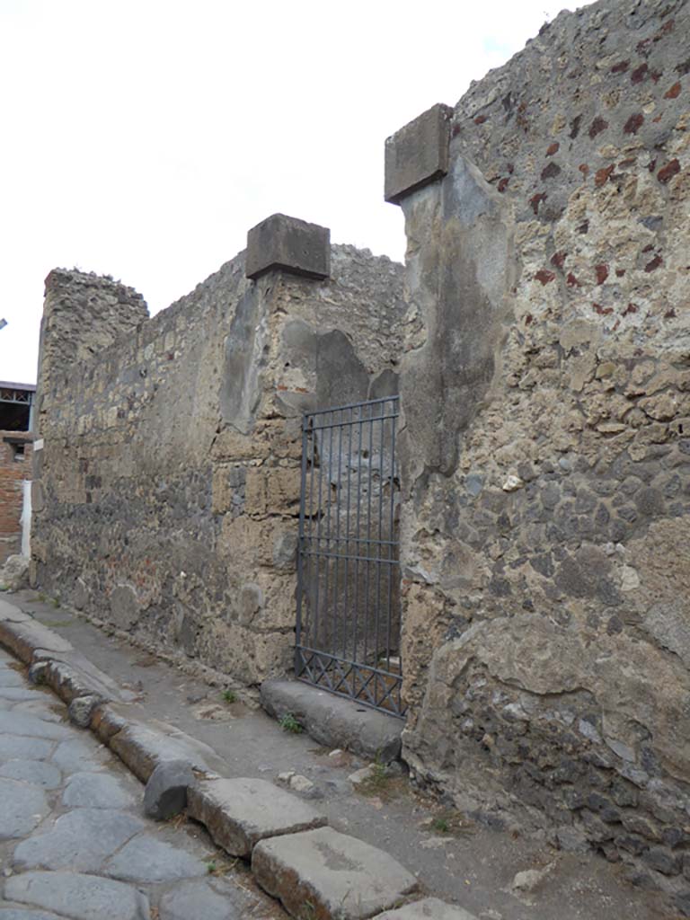 Vicolo di Mercurio, north side, Pompeii. September 2017. 
Looking west along front façade with entrance doorway of VI.11.9. 
On the extreme left is the junction with Vicolo del Fauno.
Foto Annette Haug, ERC Grant 681269 DÉCOR