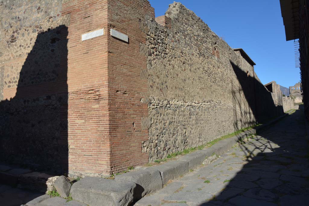 Vicolo di Mercurio, Pompeii, on left. November 2017. Looking towards junction with Vicolo del Labirinto, on right. 
Foto Annette Haug, ERC Grant 681269 DÉCOR