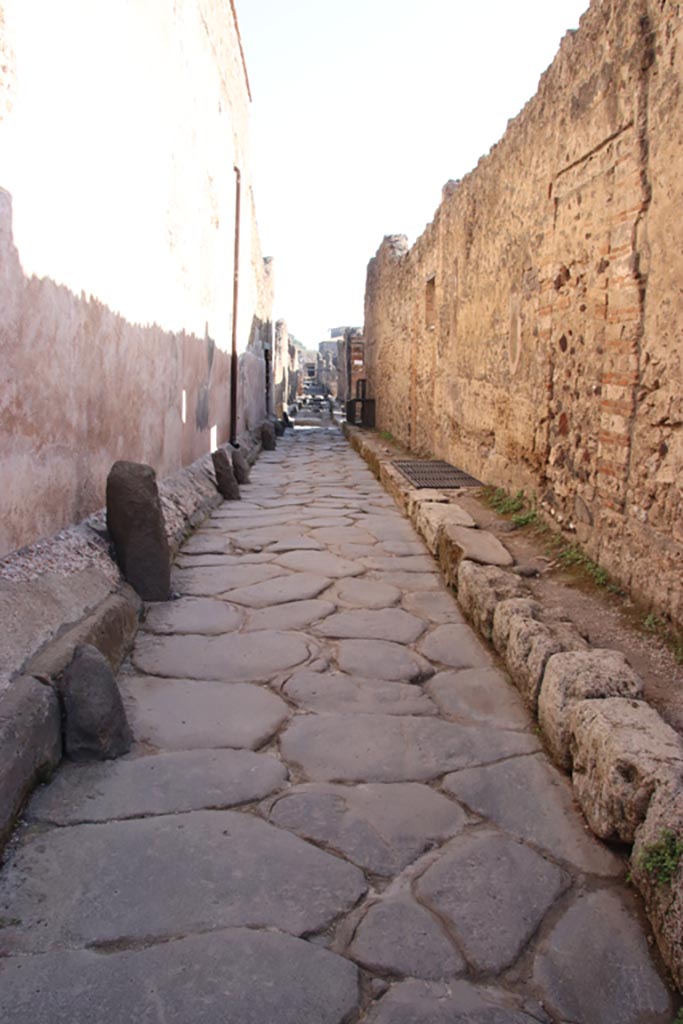 Vicolo di Mercurio, Pompeii. October 2023. 
Looking east between VI.15 on left, and VI.13 on right. Photo courtesy of Klaus Heese.