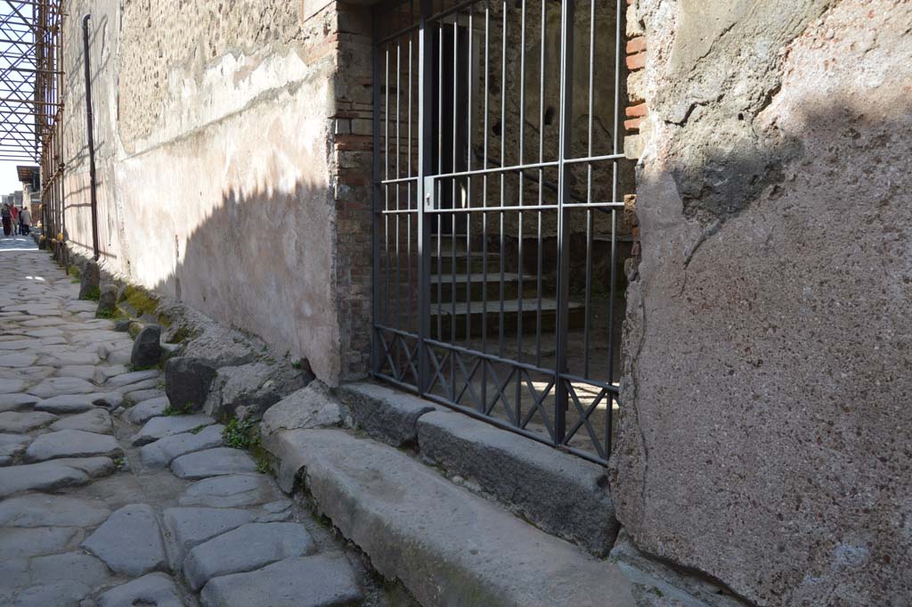 Vicolo di Mercurio, north side, Pompeii. March 2019. Looking west along south side of Insula VI.15, near doorway at VI.15.27.
Foto Taylor Lauritsen, ERC Grant 681269 DÉCOR