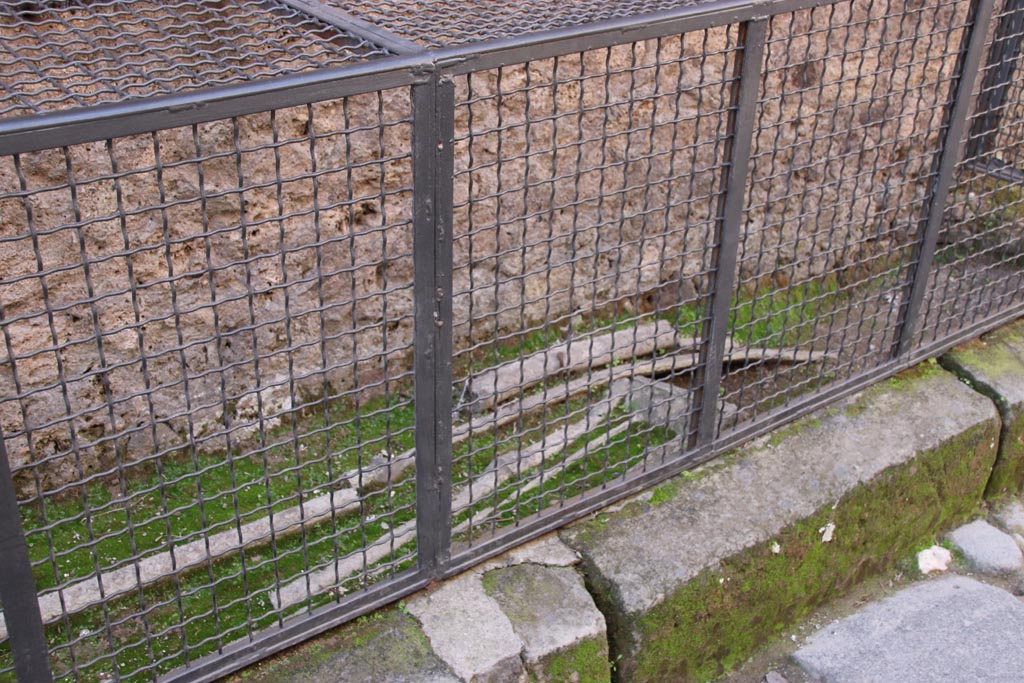Vicolo di Mercurio, Pompeii. October 2023. 
Looking south towards pavement with lead water pipes at rear of VI.13.16/17. Photo courtesy of Klaus Heese.
