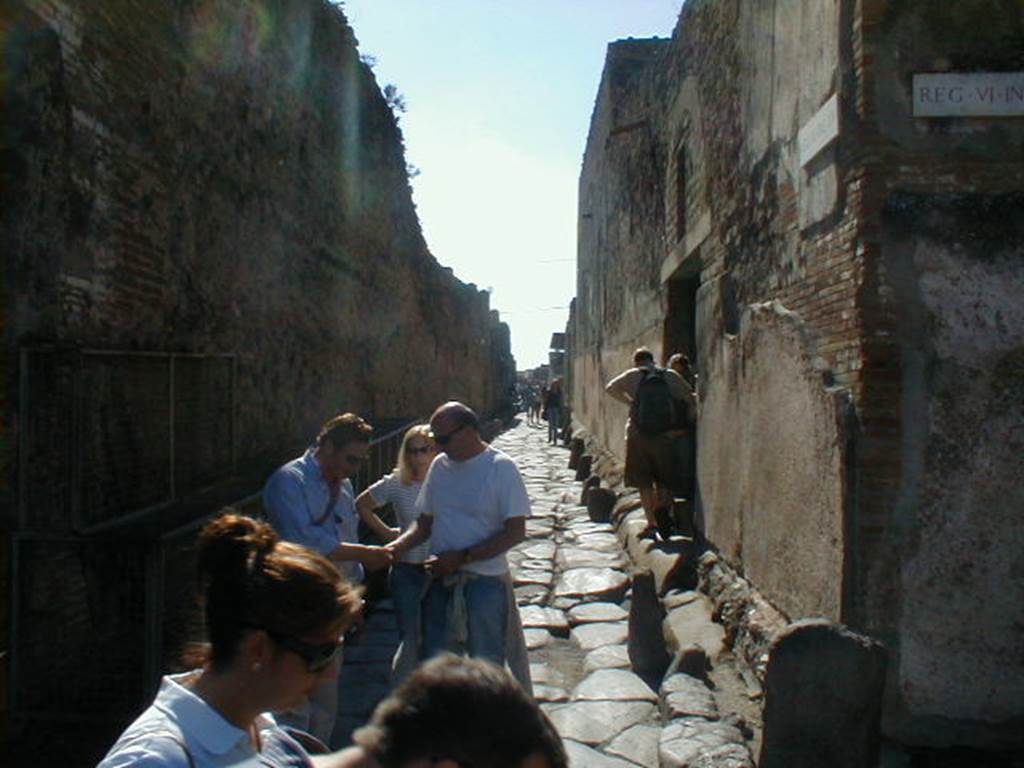 Vicolo di Mercurio. September 2004. Looking west from the crossroads with Vicolo dei Vettii.