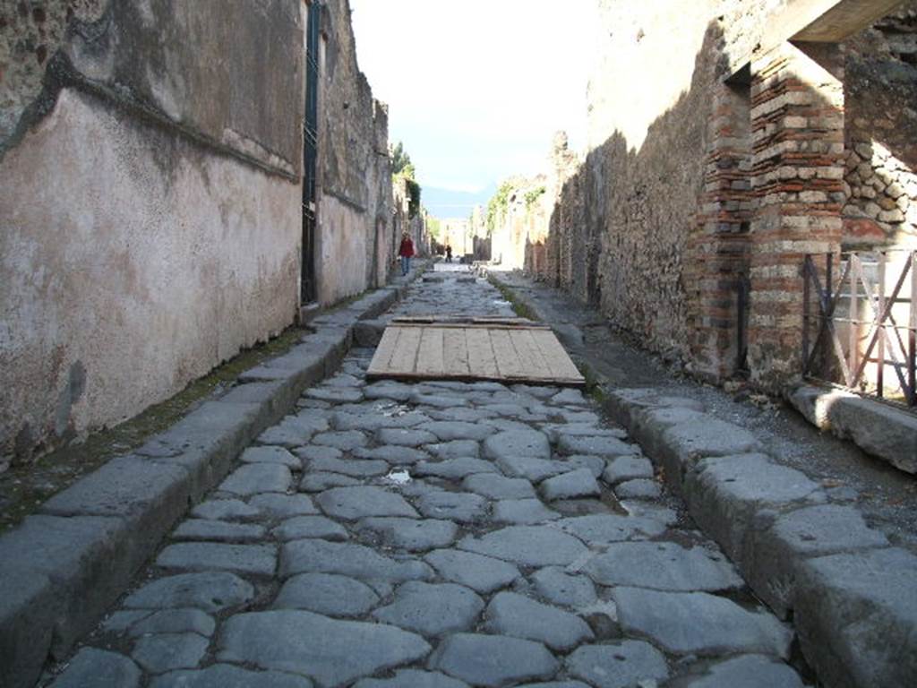 Vicolo dei Vettii. December 2004. Looking north from crossroads with Vicolo di Mercurio.