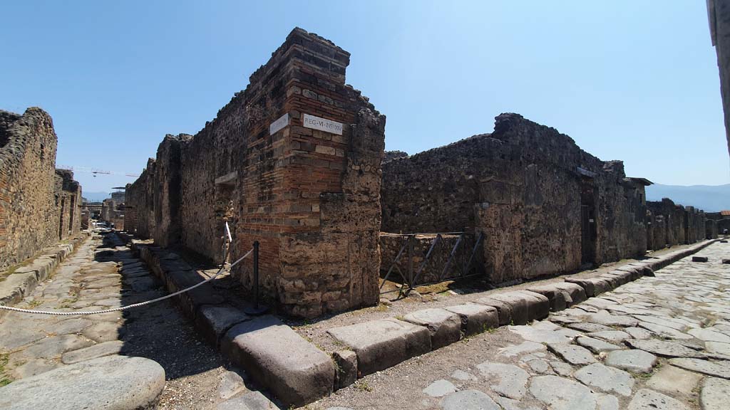 Vicolo di Mercurio, on left, Pompeii. July 2021. 
Looking east from junction with Vicolo dei Vettii, on right, with VI.14.36, in centre.
Foto Annette Haug, ERC Grant 681269 DÉCOR.