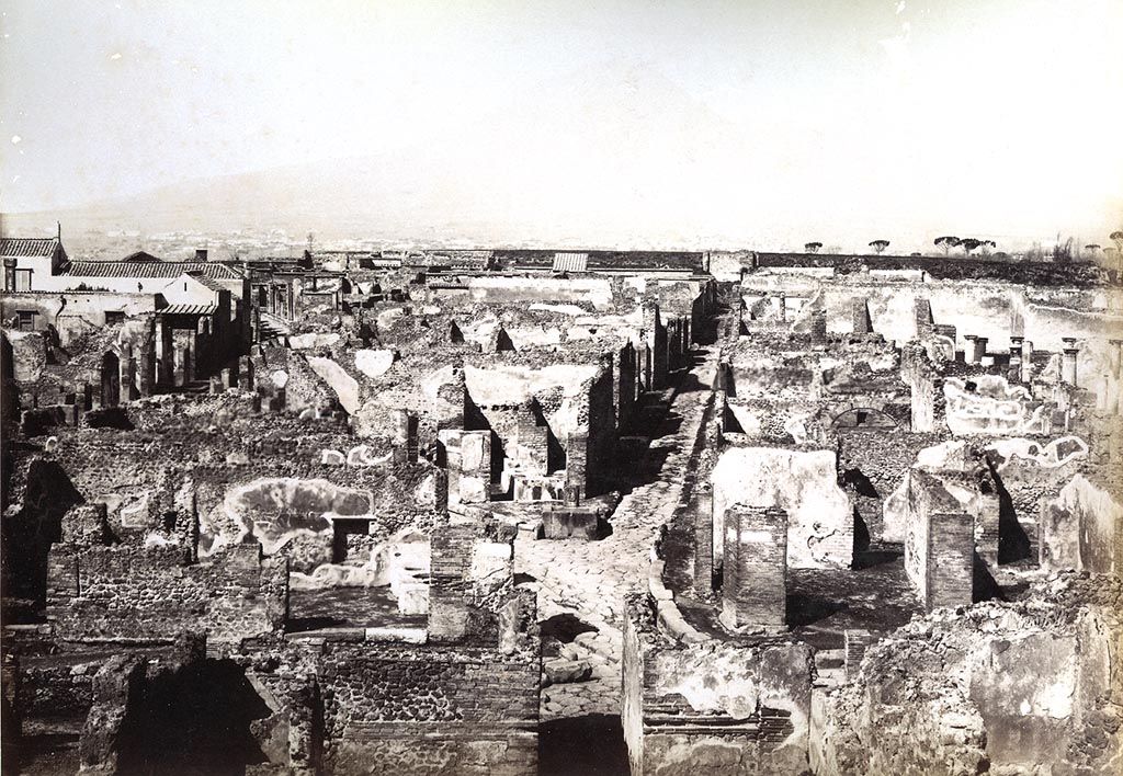 Vicolo di Modesto, Pompeii. Undated cabinet card by Sommer numbered 1259.  
Looking north from above VII.6.7 (doorway, lower centre) towards fountain at junction of Via Consolare with Vicolo di Modesto. 
Photo courtesy of Espen B. Andersson.