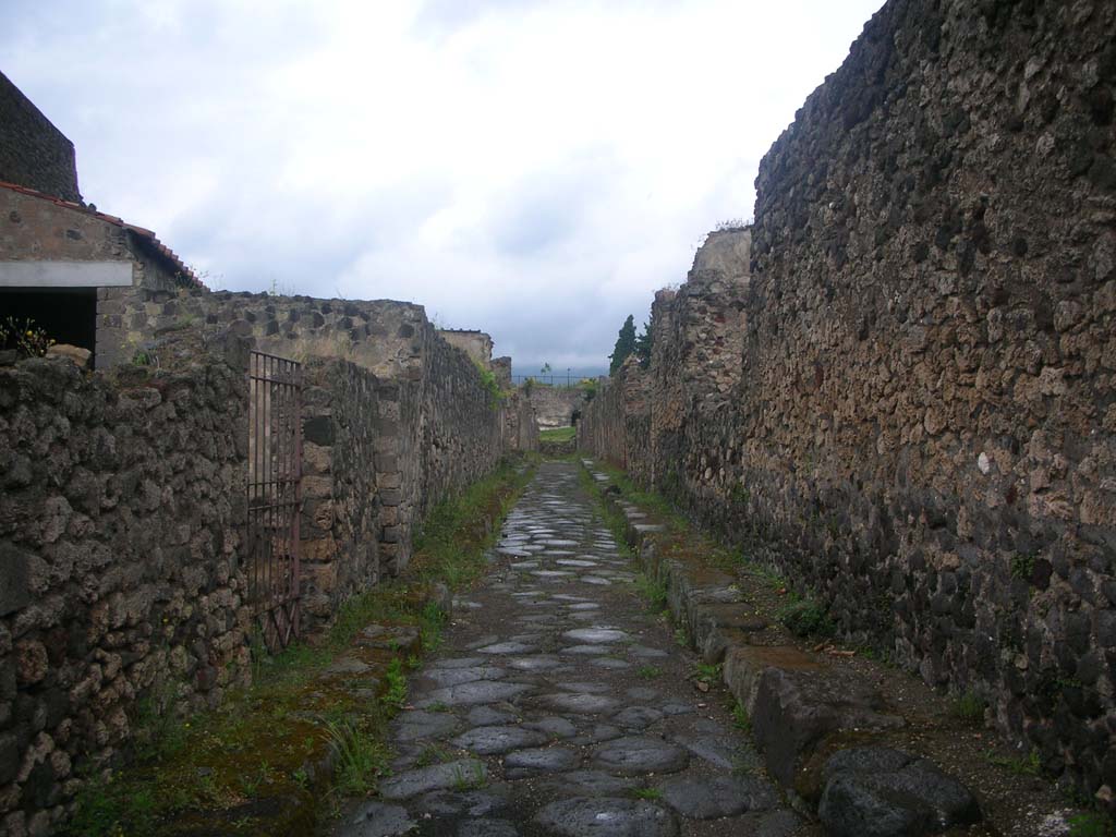 Vicolo di Modesto between VI.2 and VI.5. May 2010. 
Looking north from near junction with Vicolo di Mercurio. Photo courtesy of Ivo van der Graaff.