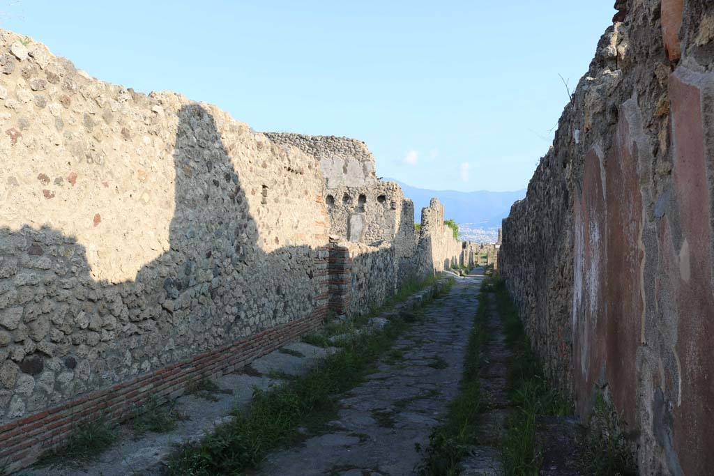 Vicolo di Modesto between VI.5 and VI.2. December 2018. 
Looking south from near VI.5.10, on left, and VI.2.29, on right. Photo courtesy of Aude Durand.