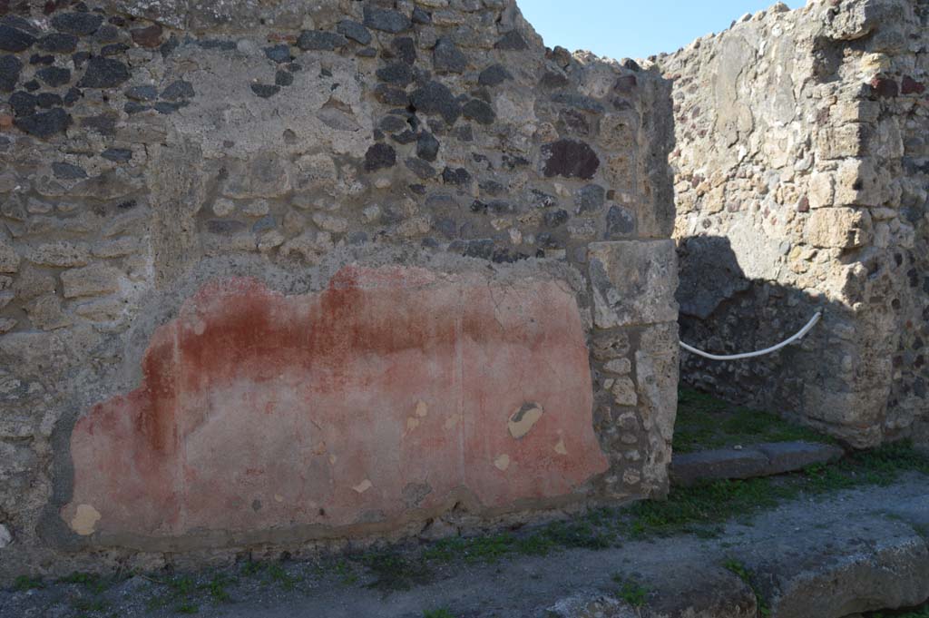 Vicolo di Modesto, October 2017. Looking west to remaining painted decoration near doorway at VI.2.25, on right.
Foto Taylor Lauritsen, ERC Grant 681269 DÉCOR.