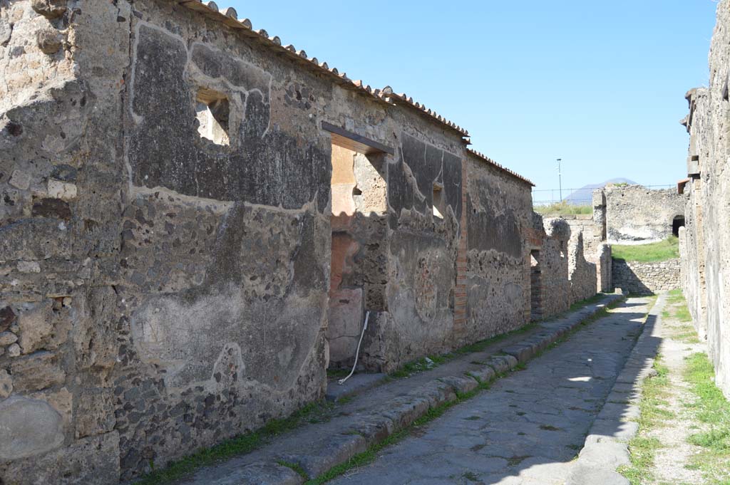 Vicolo di Modesto, west side, Pompeii. October 2017. Looking north-west towards entrance doorway at VI.2.22, in centre. 
Foto Taylor Lauritsen, ERC Grant 681269 DÉCOR.