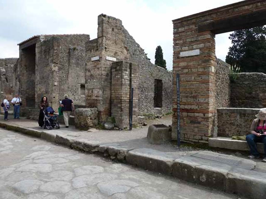 Vicolo di Octavius Quartio. May 2010. Junction on the south side of Via dell’Abbondanza.