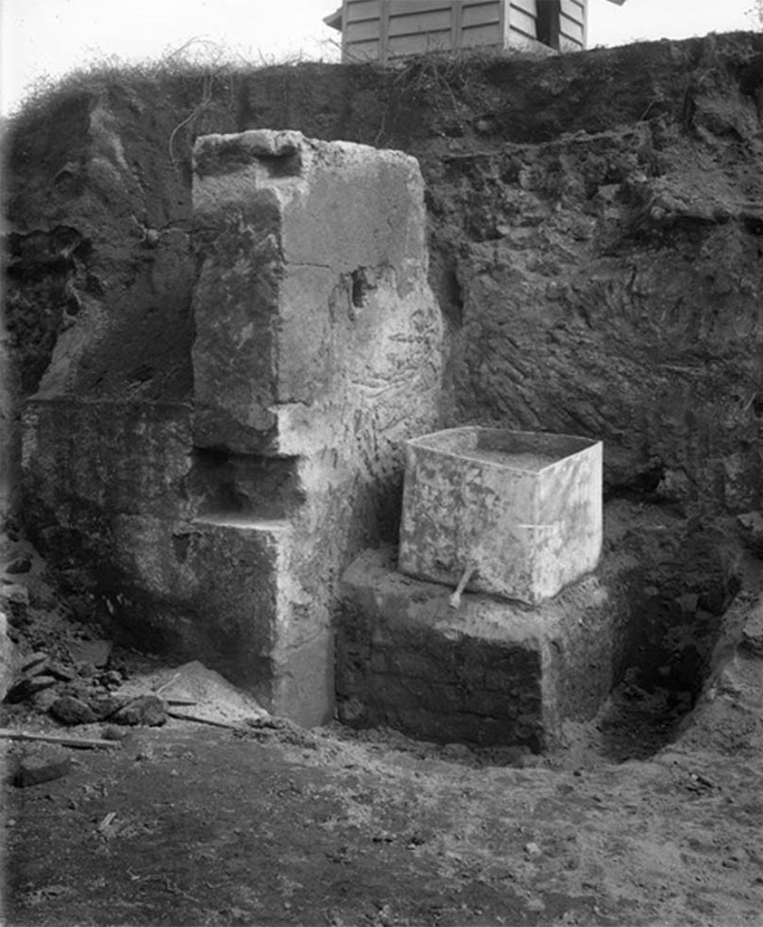 II.2.1 Pompeii. 1916-17. Side wall with water column on Vicolo di Octavius Quarto. 
The top of the water column is shown during excavation. 
On it was found a lead tank, which had two pipes, presumably one bringing water in and one to take it out. 
See 1917. Notizie degli scavi di antichità Vol. 14. Roma: Real Accademia dei Lincei. (p. 255).