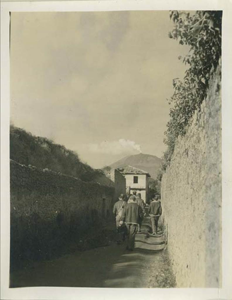 Vicolo di Octavius Quartio, Pompeii. 1943. 
Looking north towards Via dell’ Abbondanza, and III.4.3 (Casa del Moralista), with bomb damaged roof, on the opposite corner.
Photo courtesy of Rick Bauer.