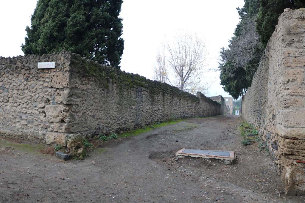 Vicolo di Octavius Quartio, Pompeii.  December 2018. Looking north from junction with Via di Castricio. Photo courtesy of Aude Durand.