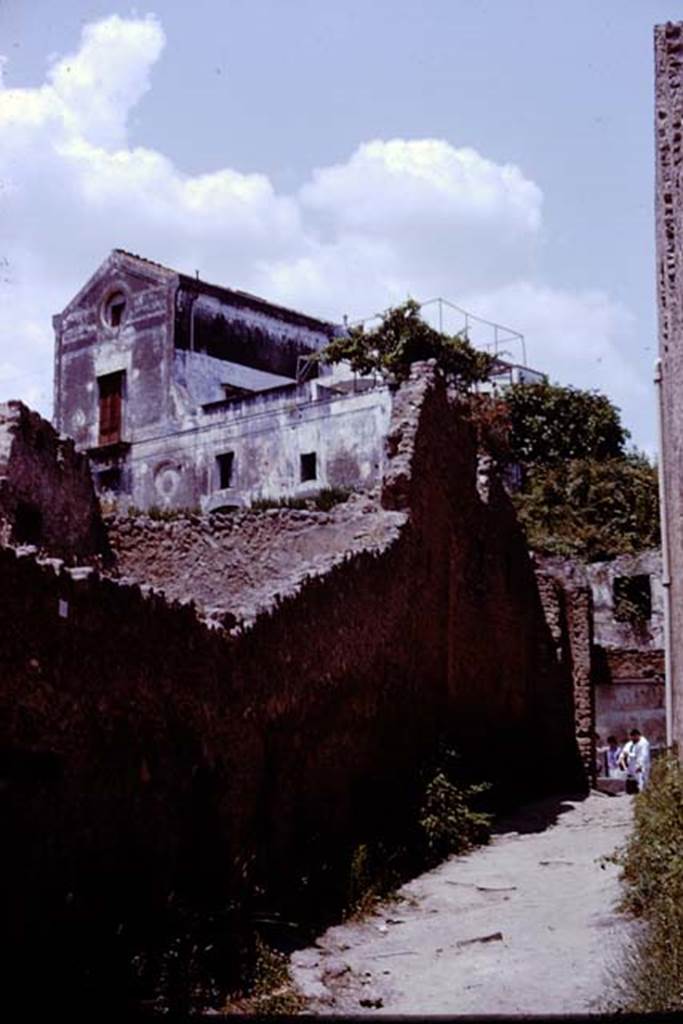 Vicolo di Paquius Proculus between I.6 and I.7. 1961. Looking north to junction with Via dell’Abbondanza. Photo by Stanley A. Jashemski.
Source: The Wilhelmina and Stanley A. Jashemski archive in the University of Maryland Library, Special Collections (See collection page) and made available under the Creative Commons Attribution-Non Commercial License v.4. See Licence and use details.
J61f0711