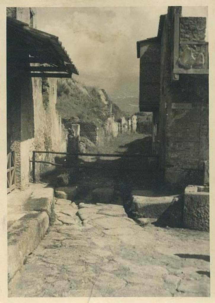 Vicolo di Paquius Proculus between I.7 and I.10. 4th October 1937. Looking south from junction with Vicolo del Menandro, on right.  Photo courtesy of Rick Bauer.