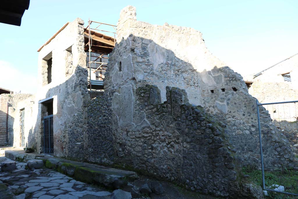 Vicolo di Paquius Proculus. December 2018. 
Looking north on east side of roadway, towards doorways to 1.7.19 and I.7.18, on left. Photo courtesy of Aude Durand.