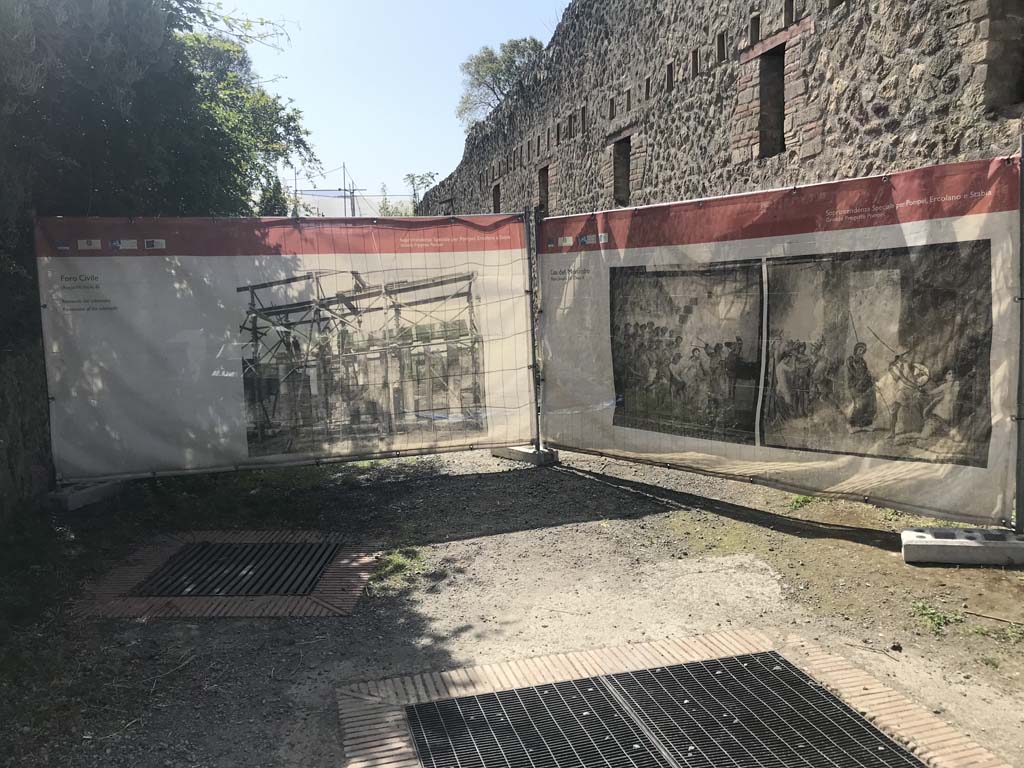 Vicolo di Paquius Proculus, looking south near I.10.15, of House of Menander, on right. April 2019.
Photo courtesy of Rick Bauer.