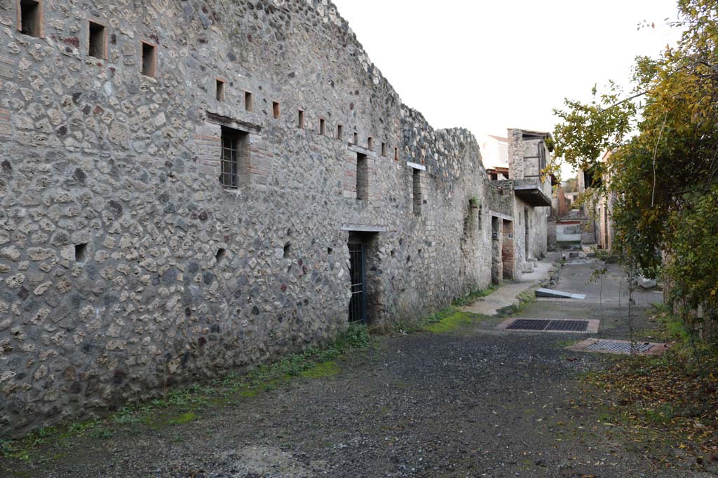 Vicolo di Paquius Proculus. December 2018. 
Looking north along west side, towards doorways to I.10.15 (centre), 16, 17 and 18. Photo courtesy of Aude Durand.