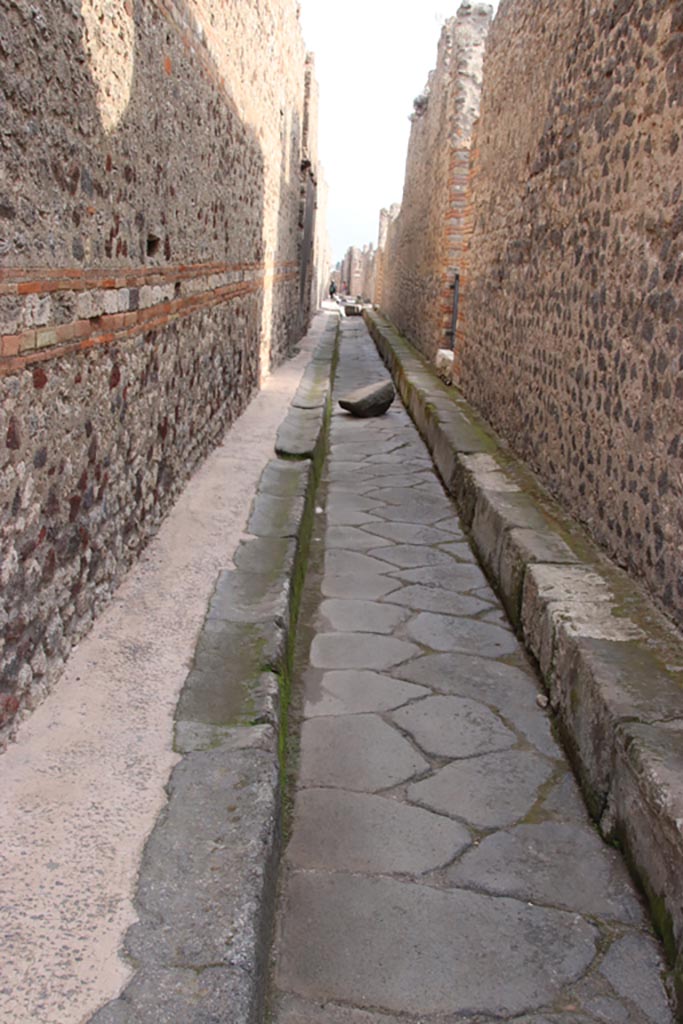Vicolo di Tesmo Pompeii, between IX.5 and IX.4. October 2022.
Looking south. Photo courtesy of Klaus Heese.