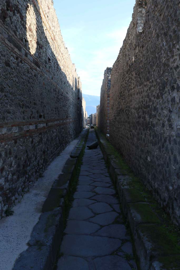 Vicolo di Tesmo, Pompeii. December 2018. 
Looking south from junction with Via di Nola. Photo courtesy of Aude Durand.