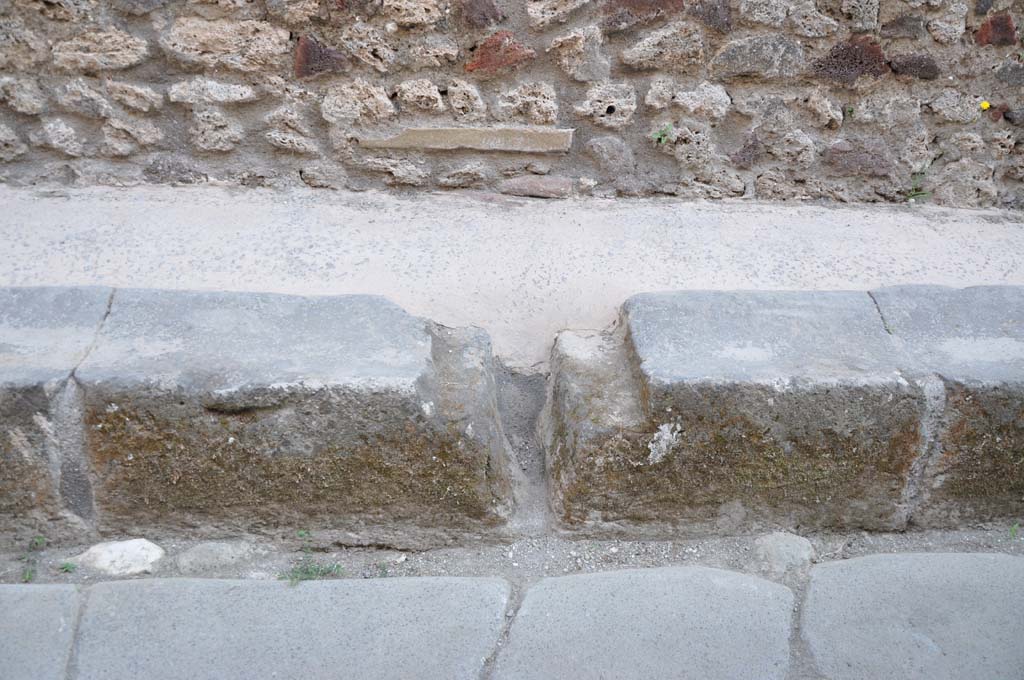 Vicolo di Tesmo, east side, Pompeii. July 2017. Pavement edging.
Foto Annette Haug, ERC Grant 681269 DÉCOR