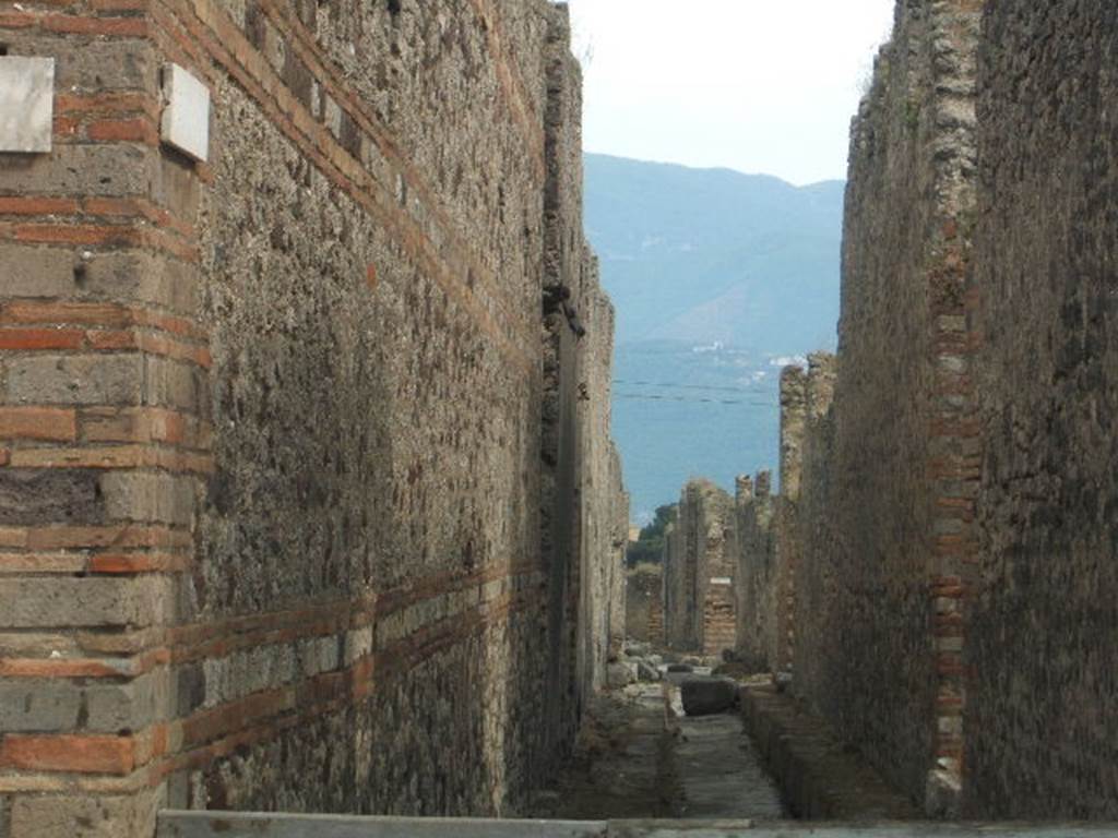 Vicolo di Tesmo between IX.5 and IX.4.   Looking south from Via di Nola. May 2005.