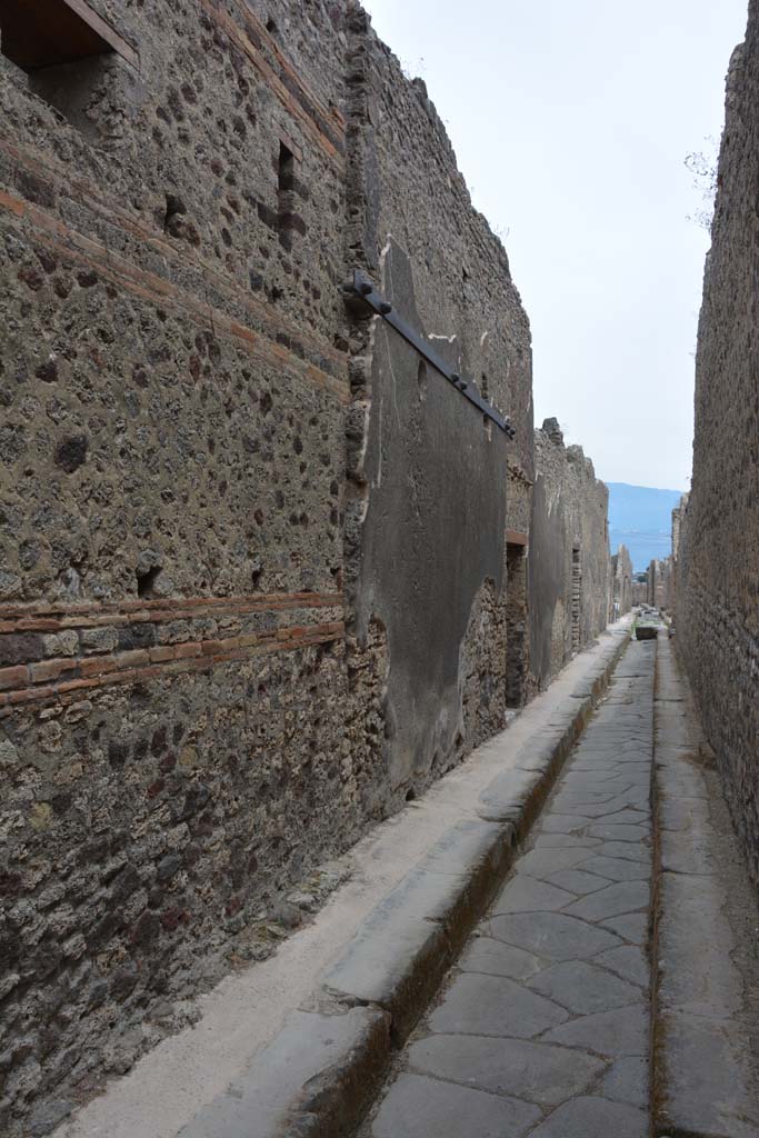 Vicolo di Tesmo, east side, Pompeii. May 2017. 
Looking south along exterior side wall towards IX.5.22.
Foto Christian Beck, ERC Grant 681269 DÉCOR.