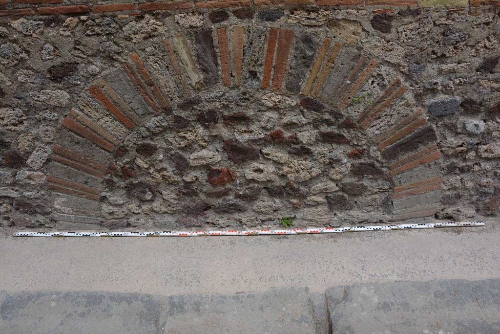 Vicolo di Tesmo, east side, Pompeii. May 2017. Arched feature in lower wall.
Foto Christian Beck, ERC Grant 681269 DÉCOR.