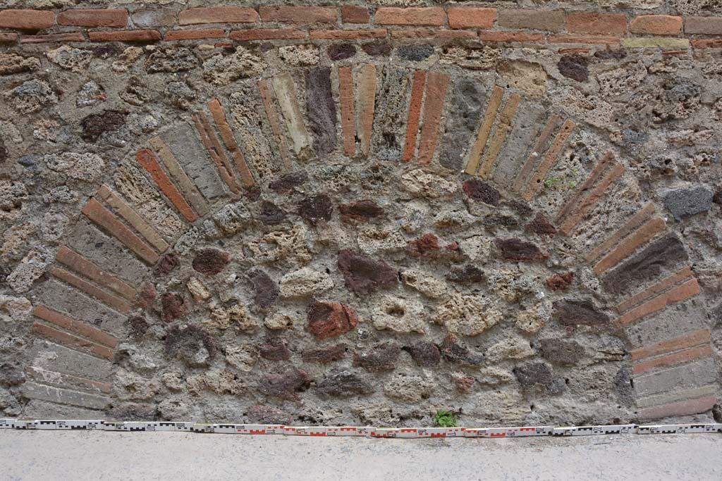 Vicolo di Tesmo, east side, Pompeii. May 2017. Detail of arched feature in lower wall.
Foto Christian Beck, ERC Grant 681269 DÉCOR.