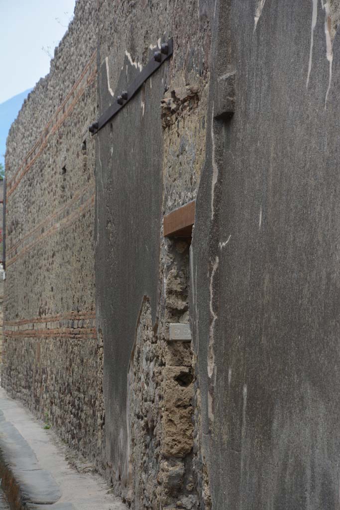 Vicolo di Tesmo, east side, Pompeii. May 2017. Doorway to IX.5.22.
Foto Christian Beck, ERC Grant 681269 DÉCOR.