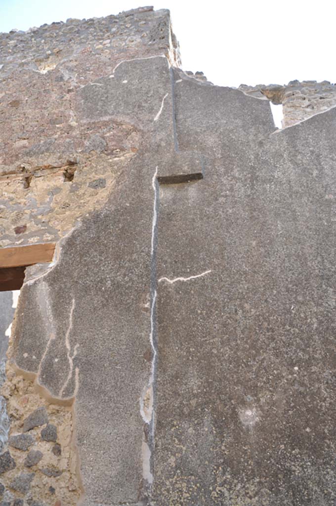 Vicolo di Tesmo, east side, Pompeii. July 2017. Stucco on upper south side of doorway at IX.5.22. 
Foto Annette Haug, ERC Grant 681269 DÉCOR