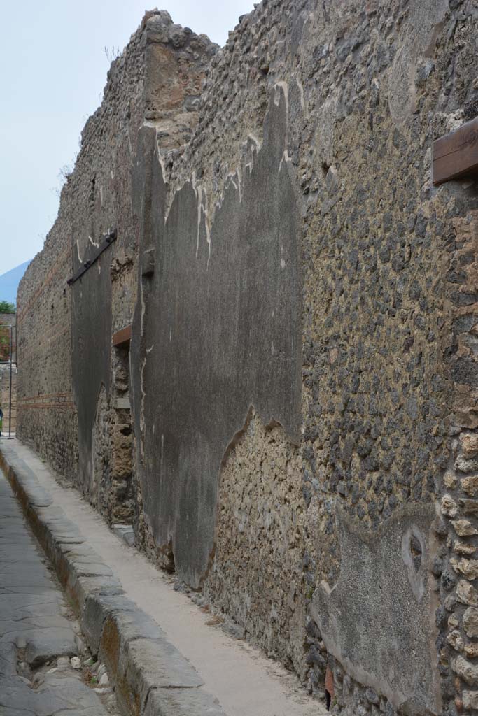 Vicolo di Tesmo, east side, Pompeii. May 2017. 
Looking north along exterior façade from IX.5.21, on right.
Foto Christian Beck, ERC Grant 681269 DÉCOR.