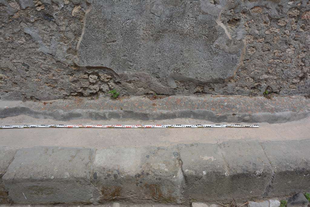 Vicolo di Tesmo, east side, Pompeii. May 2017. Looking towards pavement near wall of IX.5.18/19/20/21.
Foto Christian Beck, ERC Grant 681269 DÉCOR.