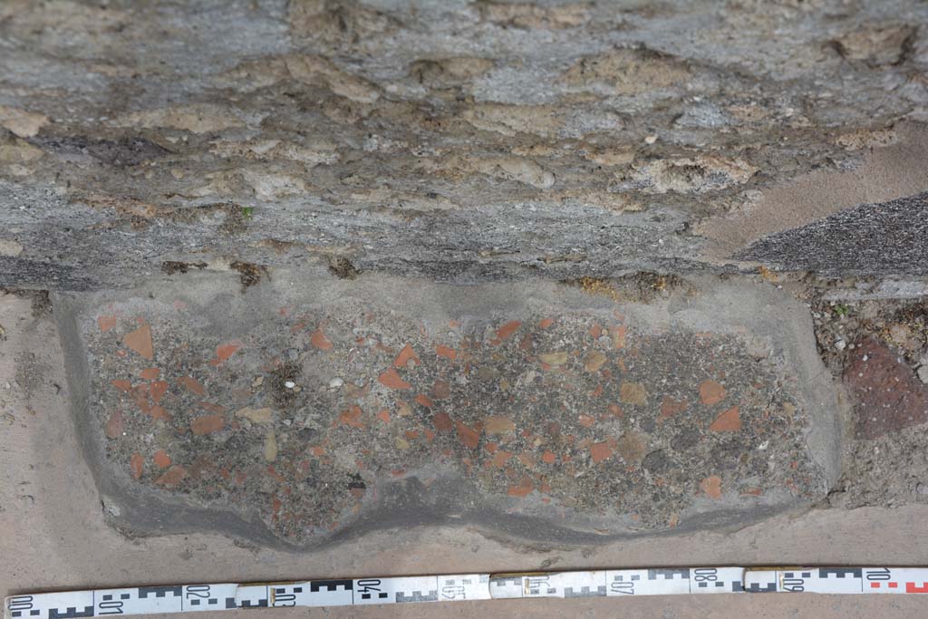 Vicolo di Tesmo, east side, Pompeii. May 2017. Detail of pavement near wall of IX.5.18/19/20/21.
Foto Christian Beck, ERC Grant 681269 DÉCOR.