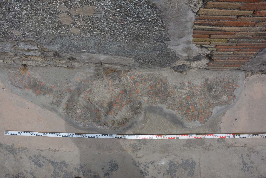 Vicolo di Tesmo, east side, Pompeii. May 2017. Detail of pavement near wall of IX.5.18/19/20/21.
Foto Christian Beck, ERC Grant 681269 DÉCOR.