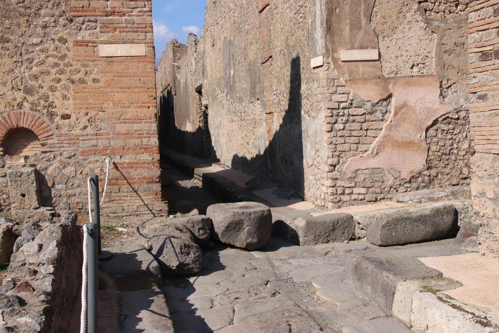 Vicolo di Tesmo, Pompeii. October 2022. 
Looking north to junction with unnamed vicolo, IX.4 on left and IX.5, on right. Photo courtesy of Klaus Heese.