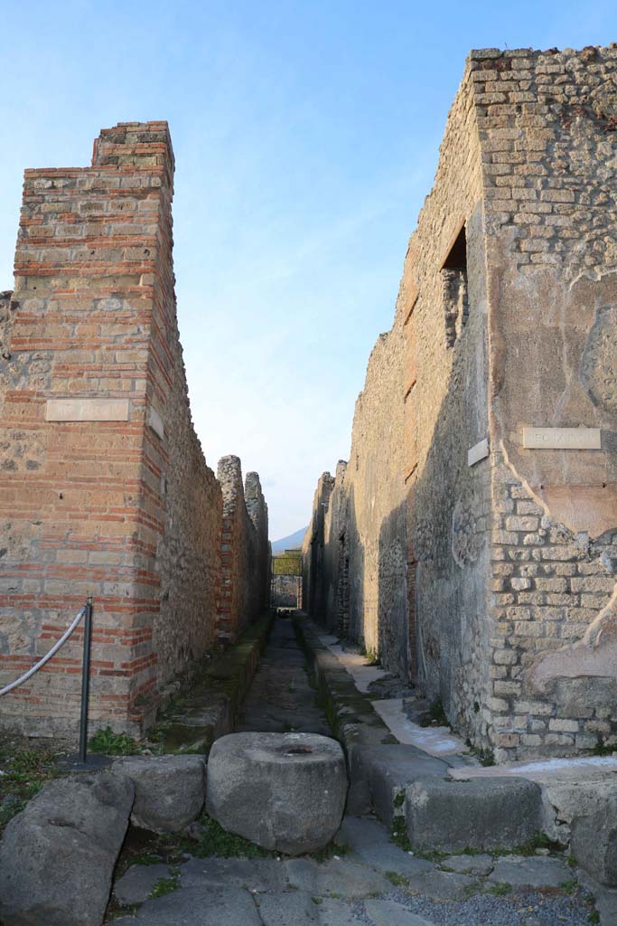 Vicolo di Tesmo, Pompeii. December 2018. 
Looking north from junction with unnamed vicolo. Photo courtesy of Aude Durand.