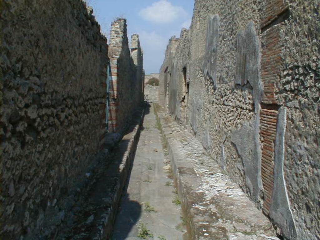 Vicolo di Tesmo. Looking north from junction. September 2004.