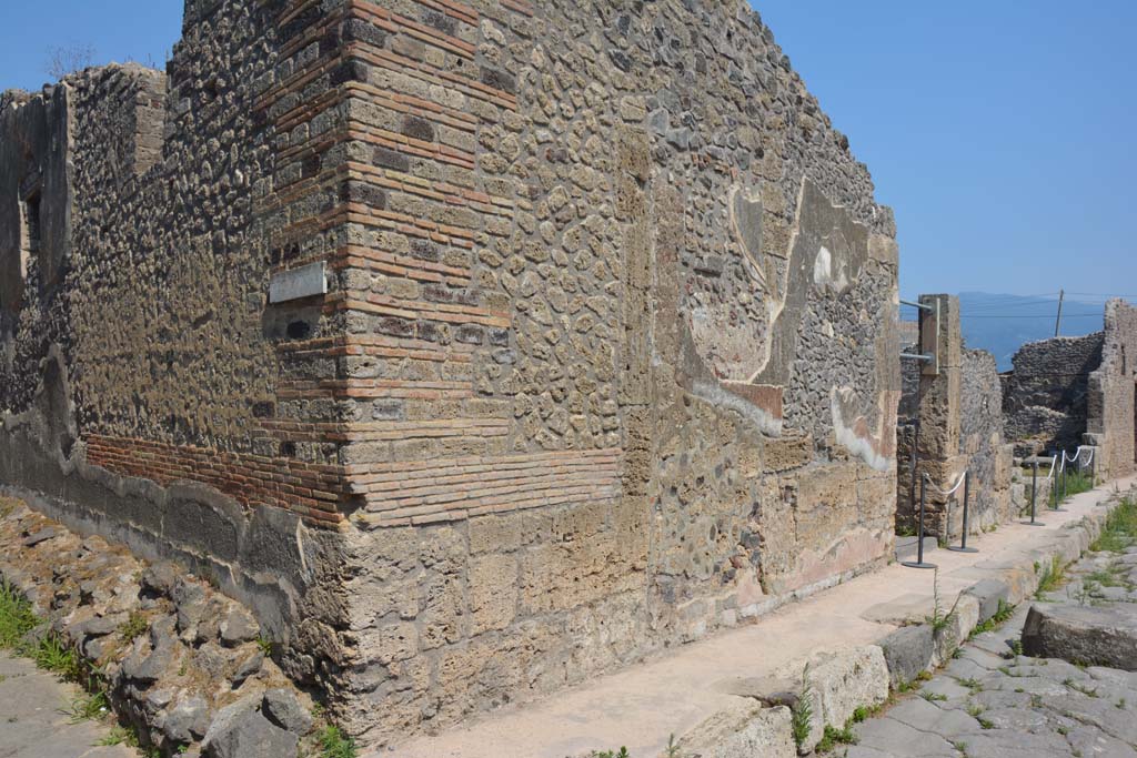 Vicolo di Tesmo, east side, Pompeii. July 2017. 
Looking south from junction with unnamed vicolo, on left, towards entrance doorway of IX.6.5, on right.
Foto Annette Haug, ERC Grant 681269 DÉCOR.