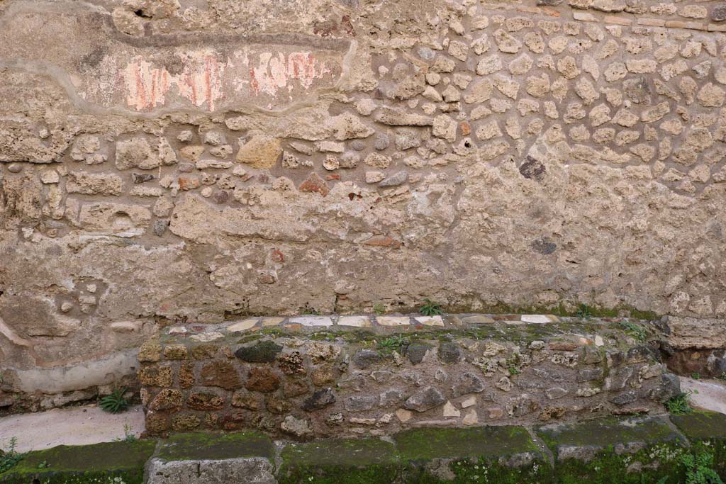 Vicolo di Tesmo, Pompeii. December 2018. Graffiti on wall above seat outside IX.3.20. Photo courtesy of Aude Durand.