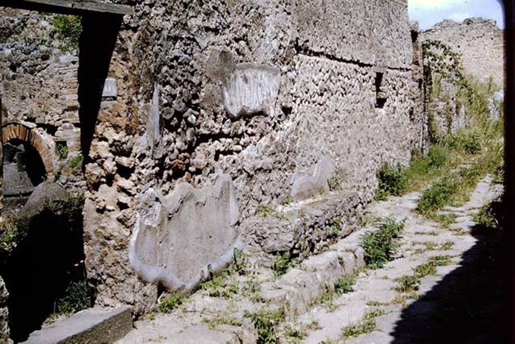 Vicolo di Tesmo, west side, at IX.3.20. Pompeii. 1964. Looking north along west side of IX.3 towards IX.3.21/22.    Photo by Stanley A. Jashemski.
Source: The Wilhelmina and Stanley A. Jashemski archive in the University of Maryland Library, Special Collections (See collection page) and made available under the Creative Commons Attribution-Non Commercial License v.4. See Licence and use details.
J64f1609