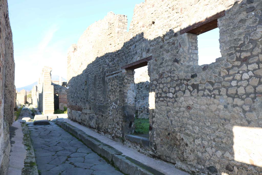 Vicolo di Tesmo, east side, Pompeii. December 2018. Looking north to entrance doorway of IX.7.21, in centre. Photo courtesy of Aude Durand.