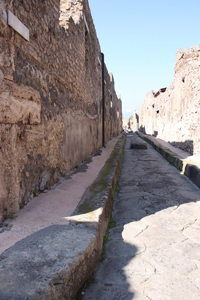 Vicolo di Tesmo between IX.2 and IX.7. October 2022.
Looking north from junction with Vicolo di Balbo, on left. Photo courtesy of Klaus Heese.