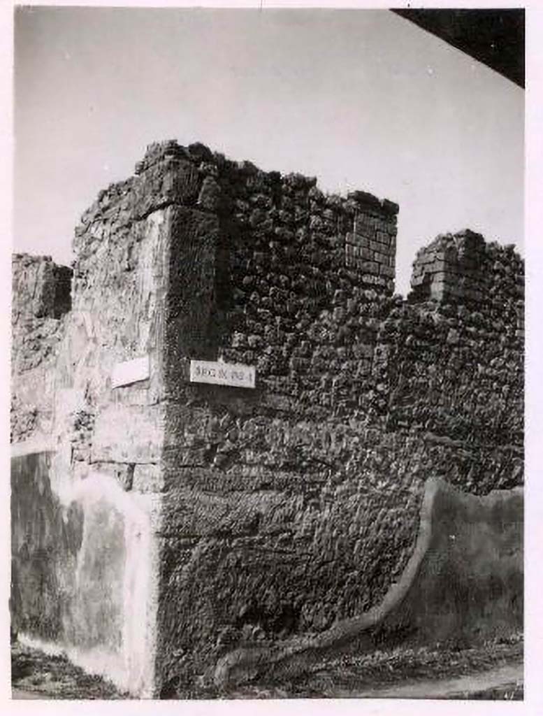 Vicolo di Tesmo, Pompeii. Pre-1943. 
Looking west to exterior façade of IX.2.16 at junction with Vicolo di Balbo. Photo by Tatiana Warscher.
See Warscher, T. Codex Topographicus Pompeianus, IX.2. (1943), Swedish Institute, Rome. (no.85.)