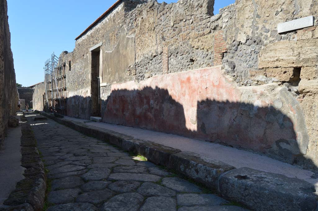 Vicolo di Balbo, Pompeii. October 2017. Looking west along north side towards IX.2.16, from junction with Vicolo di Tesmo.
Foto Taylor Lauritsen, ERC Grant 681269 DÉCOR.