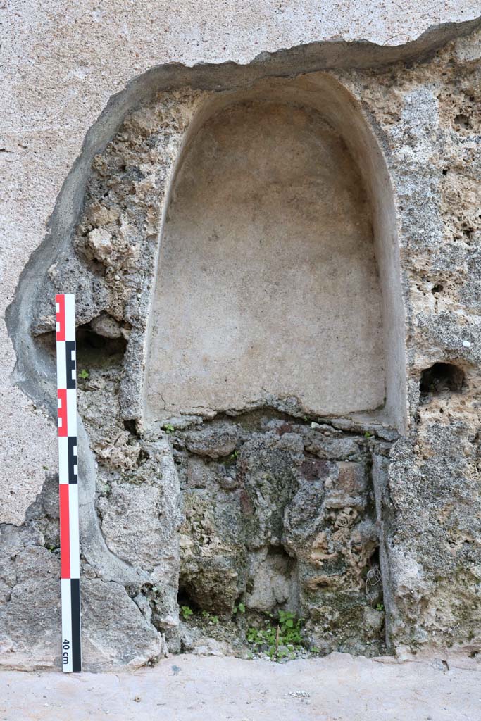 Vicolo di Tesmo, east side at IX,7,20, Pompeii. December 2018.
Detail of lower niche at pavement level. Photo courtesy of Aude Durand.