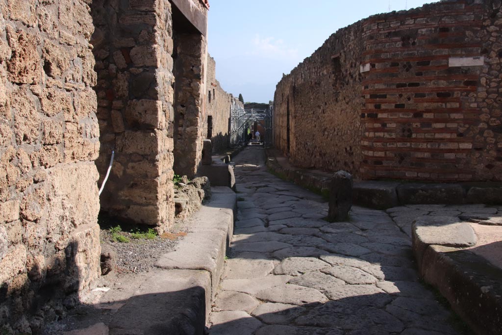 Vicolo di Tesmo, Pompeii. October 2022. 
Looking south from IX.7.19, on left, and junction with Vicolo di Balbo, on right. Photo courtesy of Klaus Heese.